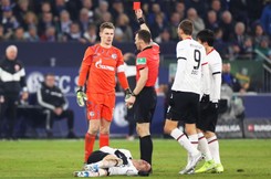 Brutalny faul bramkarza Schalke. Alexander Nuebel 'skasował' rywala [WIDEO]