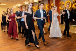 Studniówka 2023. Ile kosztuje zabawa? Opłaca się iść z koleżanką z klasy…