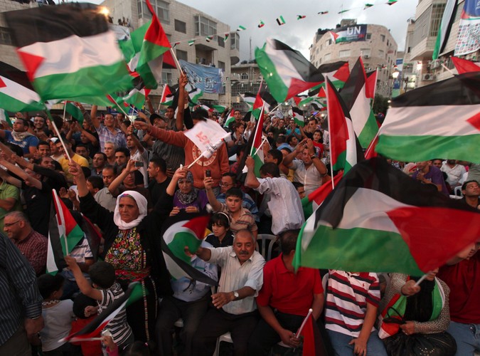 Palestyńczycy w Ramallah przysłuchują się przemówieniu prezydenta Mahmouda Abbasa w ONZ