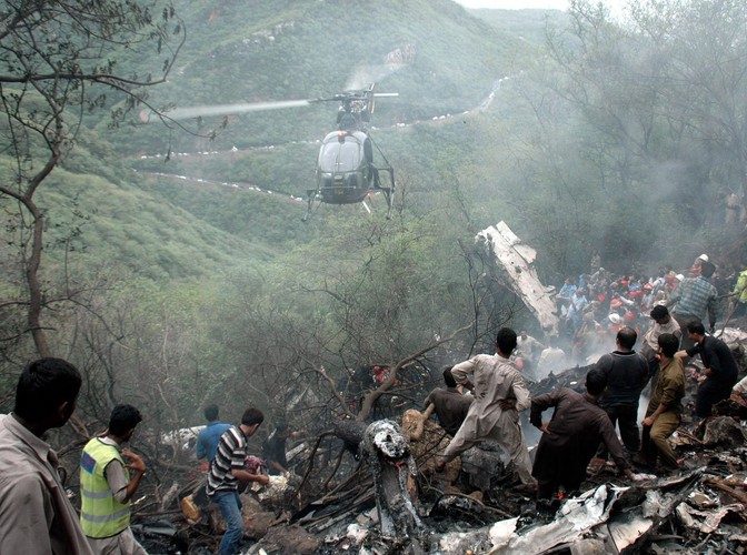Sczątki samolotu AirBlue, który rozbił się w pakistańskich górach Margalla. Zginęło 159 osób