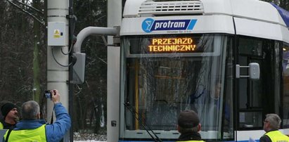 Co za absurd! Słup na drodze... tramwaju!