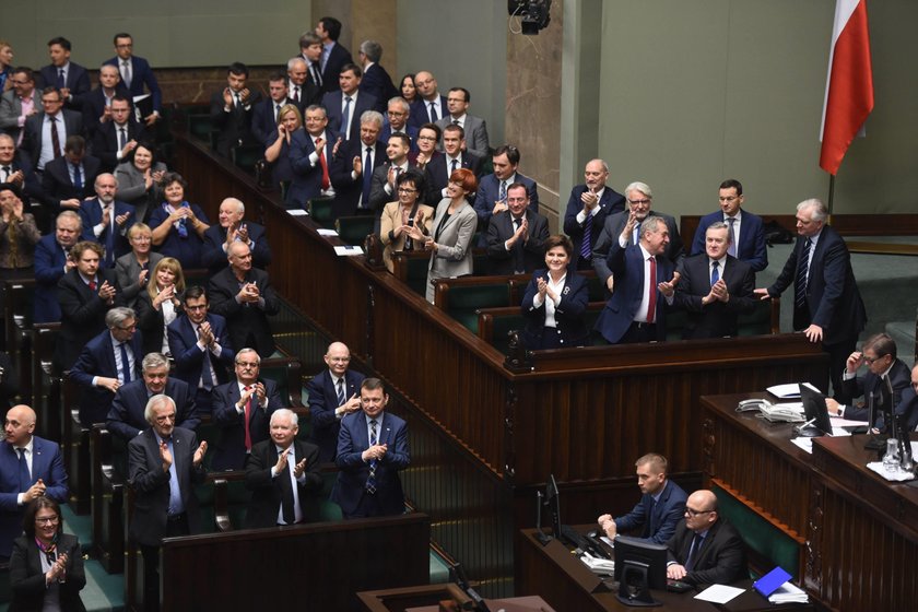 Sejm przyjął niższy wiek emerytalny