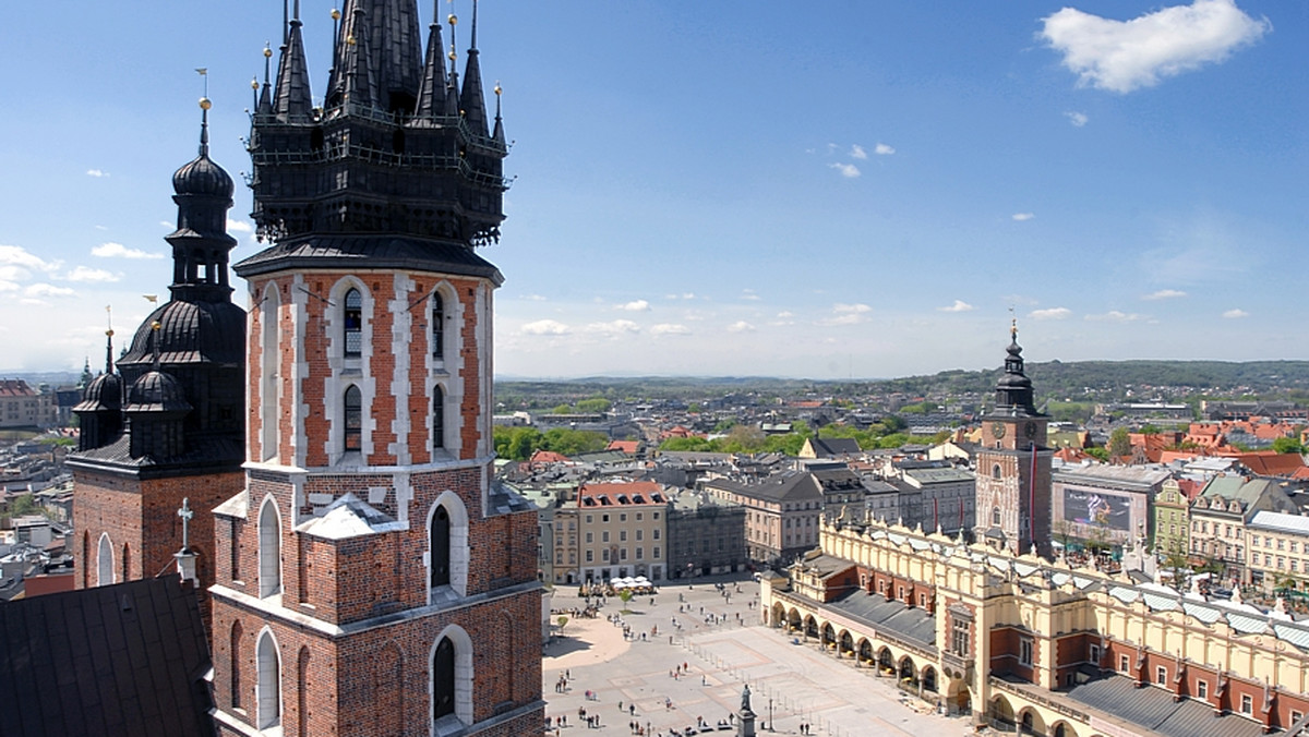 Aż 8,6 mln gości odwiedziło Kraków w 2011 roku. W porównaniu z rokiem ubiegłym liczba ta wzrosła o 450 tys. Do stolicy Małopolski przyjechało 6,45 mln osób z Polski i 2,15 mln z zagranicy - wynika z badań przeprowadzonych na zlecenie Urzędu Miasta Krakowa przez Małopolską Organizację Turystyczną.