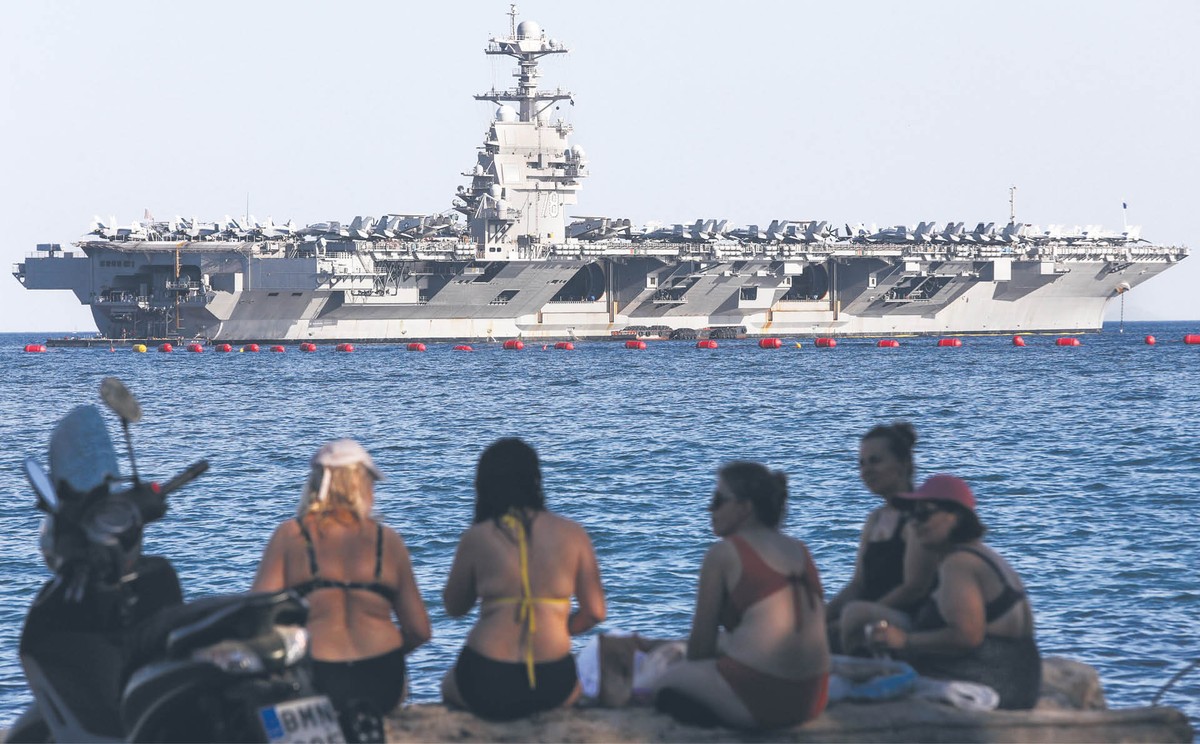 Amerykański lotniskowiec USS Gerald Ford w greckim porcie w Pireusie