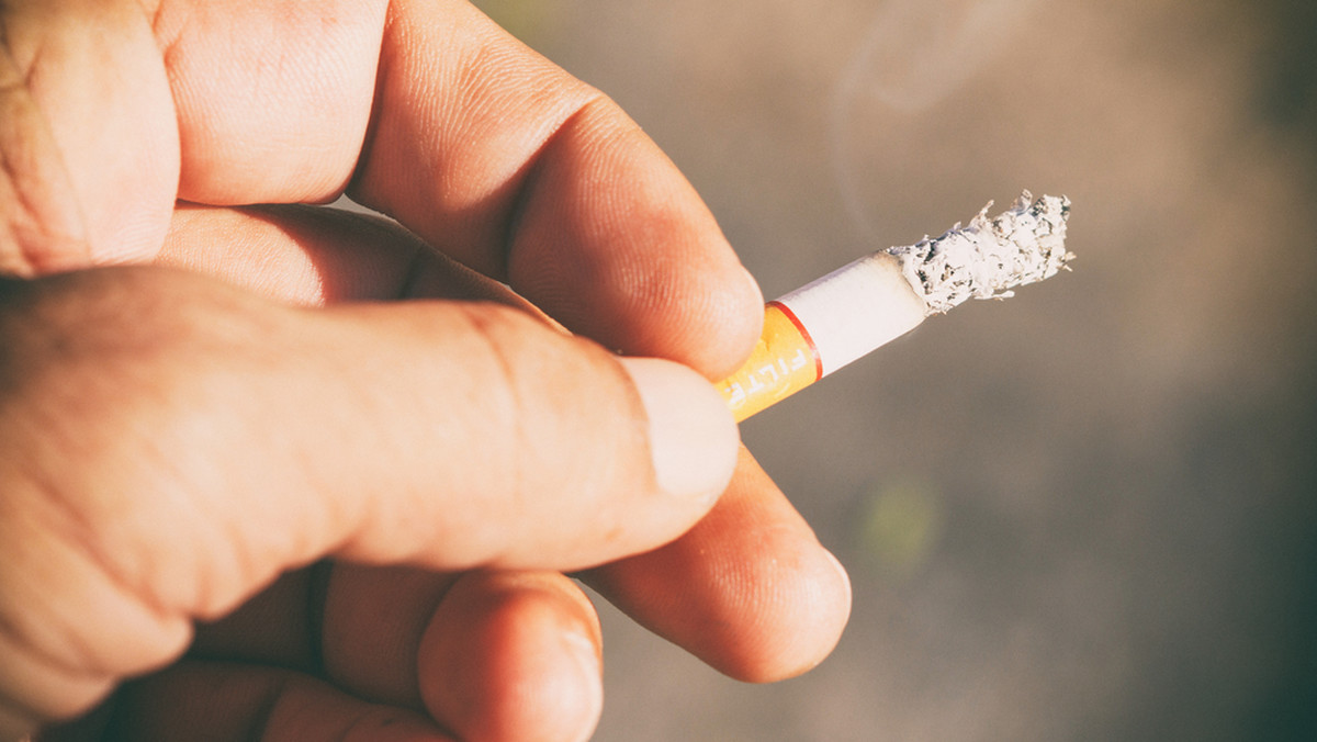 Samotność to coraz powszechniejszy problem. Dotyczy on szczególnie młodych osób. Według najnowszych badań, wpływa ona również na śmiertelność. I jest gorsza pod tym względem, niż otyłość. Naukowcy doszli do wniosku, że samotność ma równie negatywny wpływ na nasze zdrowie, jak codzienne wypalanie 15 papierosów.