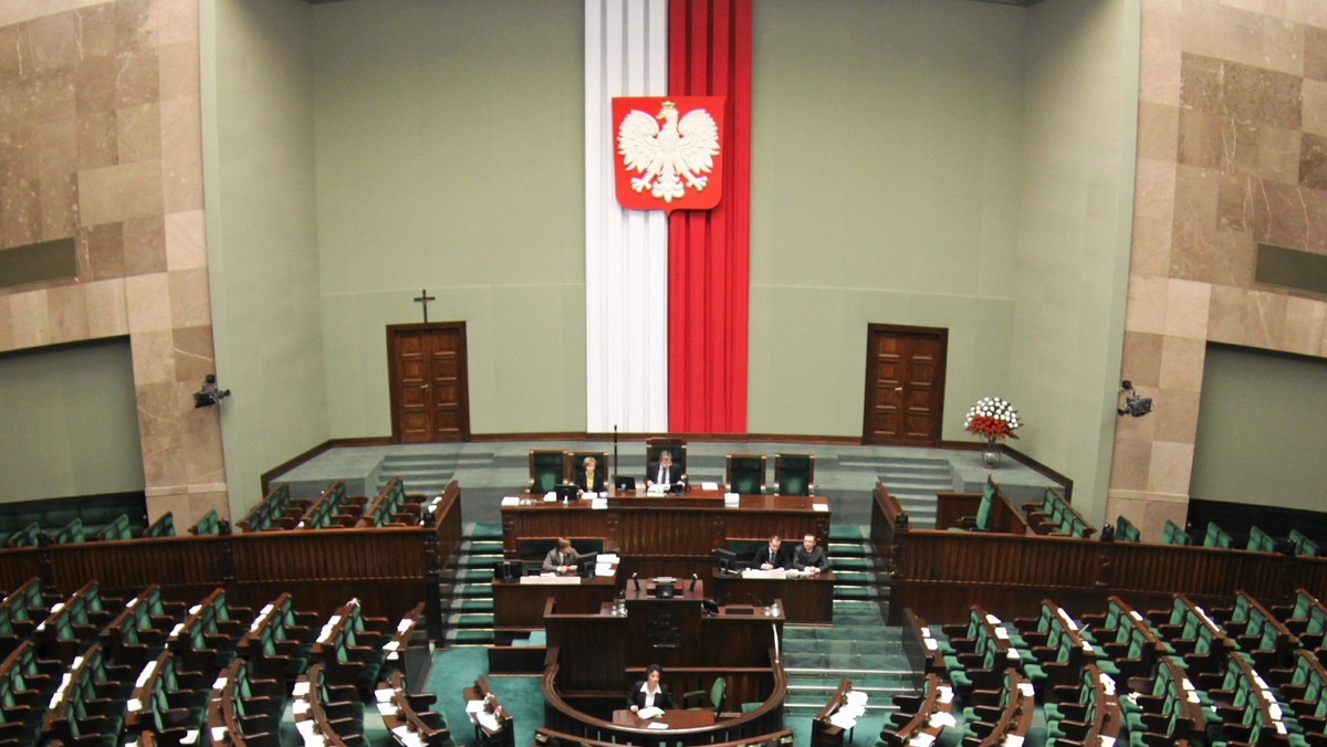 W Sejmie późnym wieczorem odbyło się głosowanie ws. subwencji dla partii politycznych. Projekt proponowany przez Donalda Tuska zakłada obcięcie o 50 proc. finansowania z budżetu państwa. Po przyjęciu poprawek do ustawy na sali wybuchła gorąca dyskusja. Z mównicy sejmowej padały pytania o to, gdzie w takim ważnym momencie znajduje się premier.