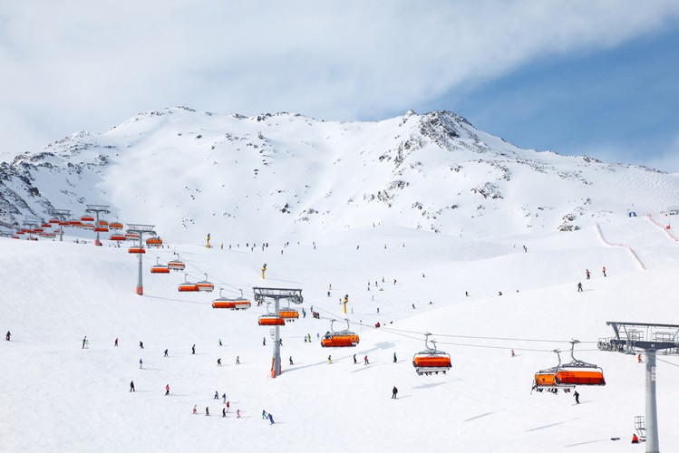 Sölden - znany górski ośrodek turystyczny i sportowy zdolny pomieścić 15 000 turystów jednorazowo, a rocznie prawie 2 mln gości. Miasto jest trzecim najliczniej odwiedzanym miejscem przez turystów po Wiedniu i Salzburgu. Sölden jest jednym z większych ośrodków narciarskich w Austrii dzięki lodowcowi Rettenbach sezon narciarski praktycznie się nie kończy. Sölden ma do zaoferowania mnóstwo tras dla początkujących jak i dla doświadczonych narciarzy. Tereny narciarskie są wyposażone w 35 różnego typu wyciągów, od orczykowych po gondolowe. Kurort oferuje 146 km tras narciarskich (62 km tras czerwonych, 51 km tras niebieskich, 27 km tras czarnych i 6 km tras biegowych).