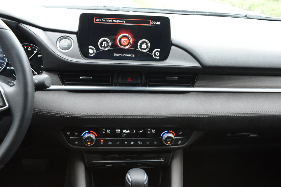 Wielu producentów ma już nowocześniejsze kokpity, ale dla wielu kierowców zbyt dużo elektroniki to wada. Mazda zachowuje umiar.