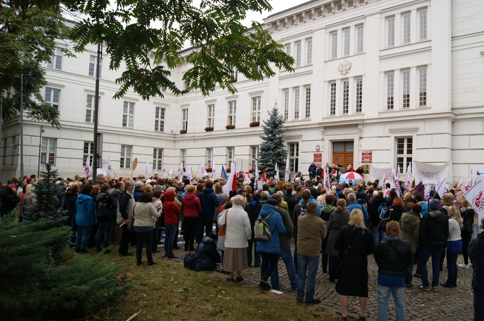 Bydgoszcz: protest nauczycieli przeciw reformie edukacji