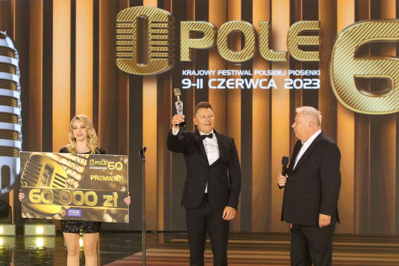 Rafał Brzozowski odbiera nagrodę od Marka Sierockiego na 60. Krajowym Festiwalu Piosenki Polskiej w Opolu, 2023 r.