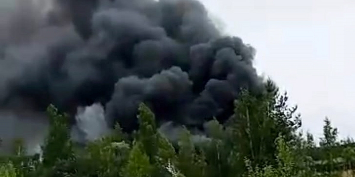 Płonęły chemikalia na terenie nieczynnej lokomotywowni w Kaczycach.