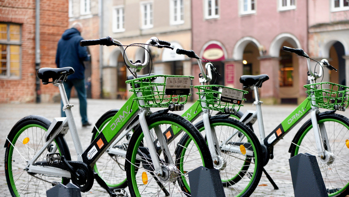 W drugiej połowie maja mieszkańcy i turyści przyjeżdżający do stolicy Warmii i Mazur będą mogli skorzystać z systemu Olsztyńskiego Roweru Miejskiego. Dla miłośników jednośladów przygotowano 210 rowerów. W piątek w przetargu wybrano operatora- konsorcjum firm Orange i Roovee.