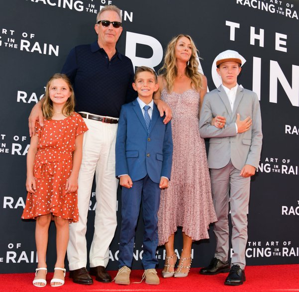 Grace Avery Costner, Kevin Costner, Hayes Logan Costner, Christine Baumgartner i Cayden Wyatt Costner