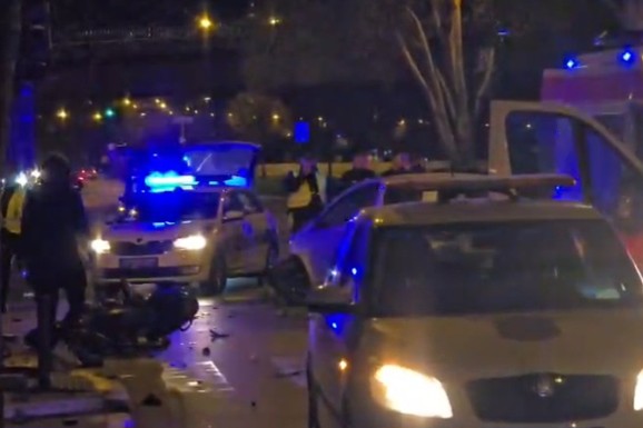 (VIDEO) DVE OSOBE TEŠKO POVREĐENE Automobil pokosio momka i devojku na motoru u Novom Sadu: Na lice mesta dojurile tri ekipe Hitne pomoći