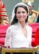 Katalin hercegné az esküvőjén egy meseszép Cartier tiarát viselt, amely bizony több mint 1 millió dollárt ér. A Cartier Halo Scroll Tiara ára körülbelül 1 és 1,5 millió dollár körül mozoghat.