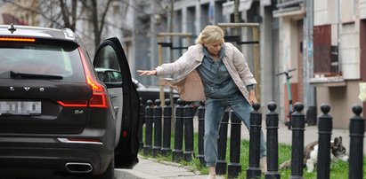 Auto zablokowało wąską ulicę przed restauracją. Jedzenie dla Foremniak, pasażerowie muszą czekać!