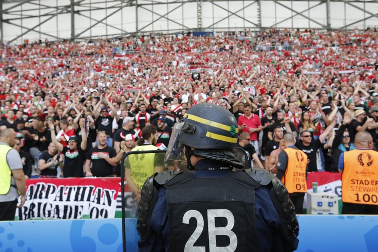 To nie są grzeczni chłopcy. Węgrzy bili się z Policją w trakcie meczu z Islandią