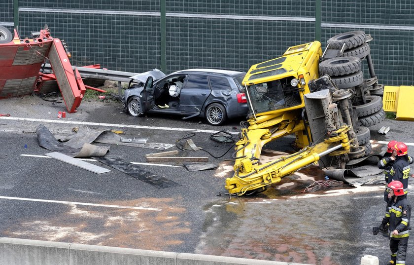 Ciężarówka wywróciła się na autostradzie