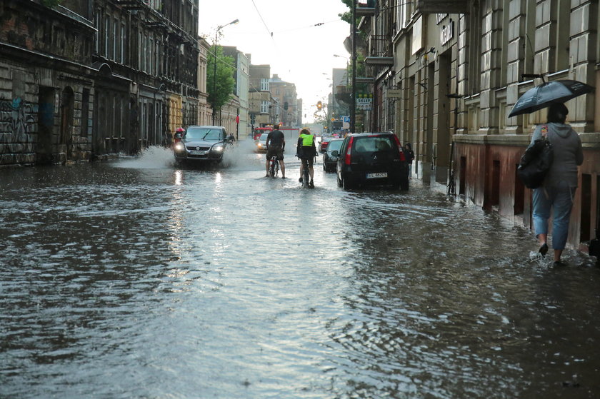 Burze z gradem i silny wiatr! Jest ostrzeżenie dla całego województwa łódzkiego