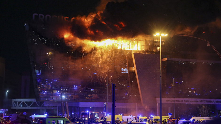 Pożar po ataku na halę koncertową pod Moskwą