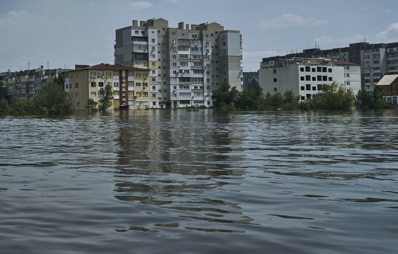 Widok na zalaną okolicę w Chersoniu w Ukrainie (czwartek, 8 czerwca)