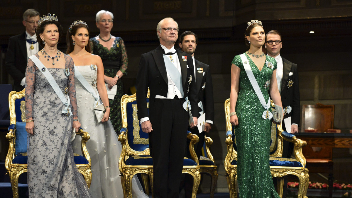 W sztokholmskiej filharmonii tegoroczni laureaci nagród Nobla w pięciu dziedzinach odebrali z rąk króla Szwecji Karola XVI Gustawa medale oraz dyplomy.