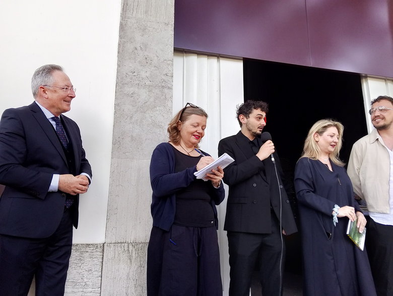 Minister Bartłomiej Sienkiewicz i Marta Czyż wraz z członkami kolektywu Open Group na otwarciu Pawilonu Polskiego w Wenecji (2024 r.)