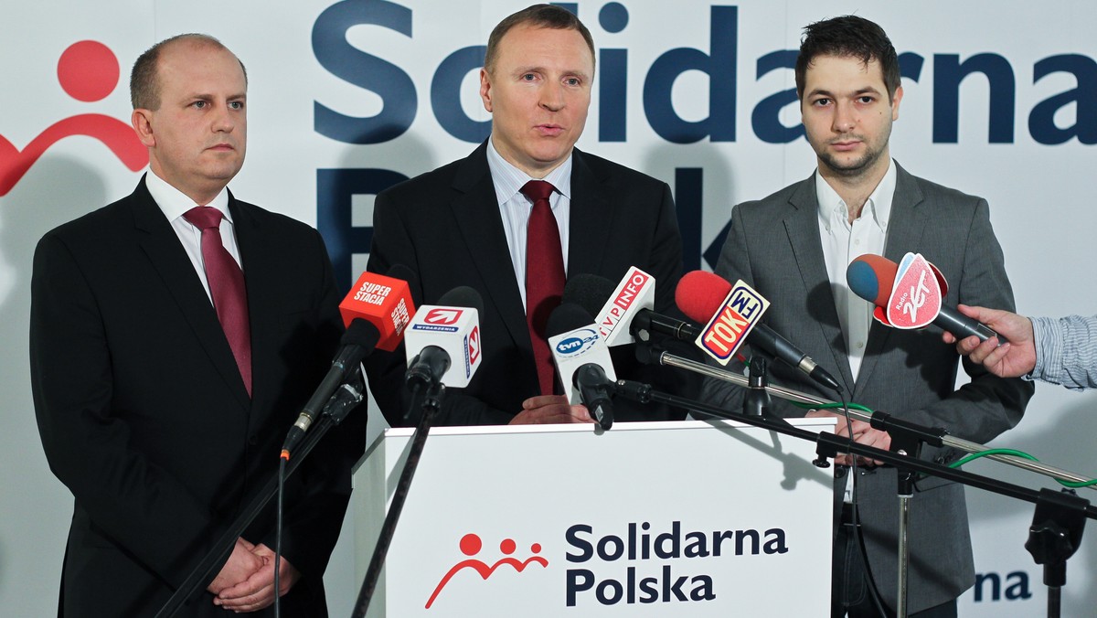 Solidarna Polska przedstawiła pakiet ustaw prorodzinnych, zakładających m.in. powołanie Rzecznika Praw Rodziny i obniżenie cen za żłobki. Według polityków SP polska rodzina jest zaniedbywana, a bez silnej rodziny - jak przekonywali - nie ma silnego państwa.