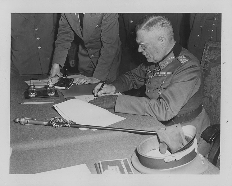 Feldmarszałek Wilhelm Keitel podpisuje akt kapitulacji