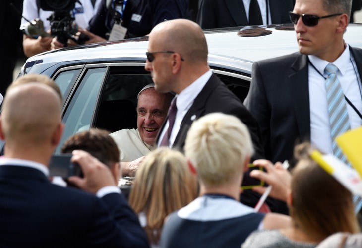 Po kilkunastu minutach osobistego powitania z każdym dziennikarzem, papież ponownie wziął mikrofon do ręki i powiedział, że chce coś wyjaśnić. Mówił, że trwa wojna interesów, o pieniądze, o zasoby, naturę, panowanie nad narodami. 