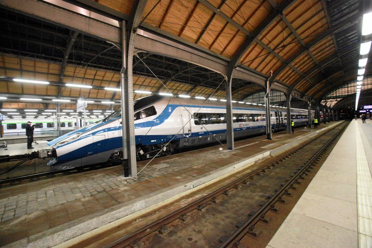 Dla odwiedzających dostępne będą dziś tylko dwa wagony szybkiego pociągu. Będzie można je oglądać od godz. 12:00 do godz. 14:00.