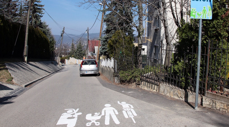  Az útszakaszokra felfestések is kerülnek, hogy figyelmeztessék az autósokat a gyalogosokra