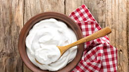 Domowy jogurt - jak zrobić? Jakie zawiera składniki odżywcze? Do jakich potraw dodać domowy jogurt?