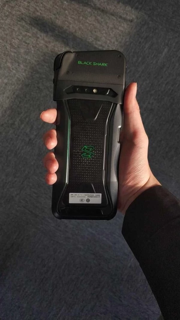 Xiaomi Black Shark i dedykowany kontroler do gier