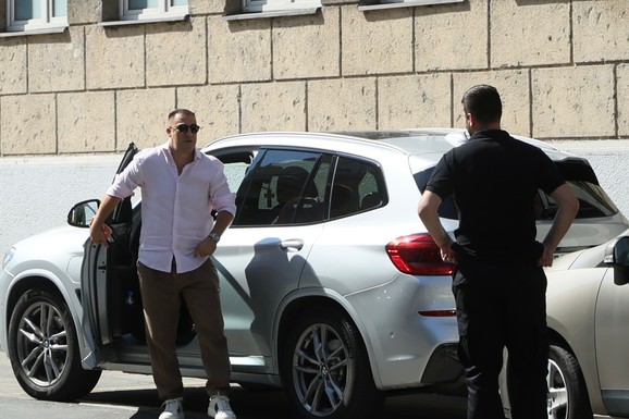 (FOTO) MUŽ DOŠAO PO DEU ĐURĐEVIĆ U PORODILIŠTE Doneo ogroman buket cveća za suprugu, voditeljki mama pomaže oko bebe