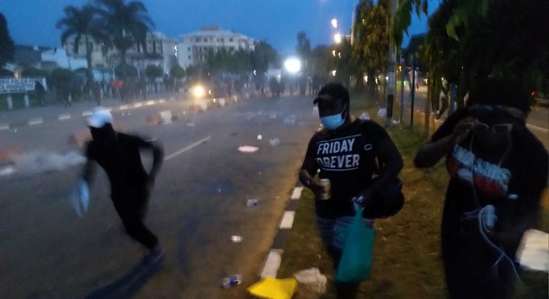 Protesters on the run as police chase them away from the Force Headquarters. (Omogbajabiamila/Twitter)