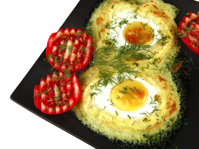 10416_gnezdo-s-pireom-stock-photo-mash-with-eggs-and-vegetables-on-black-dish-shutterstock_51285790