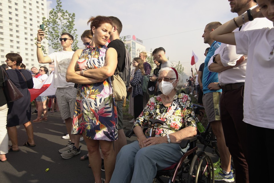 Tłum na rondzie Dmowskiego