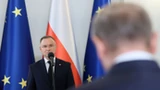 Starcie Dudy z Tuskiem o Bąkiewicza. Prezydent odciął się premierowi i... zareklamował swoją książkę