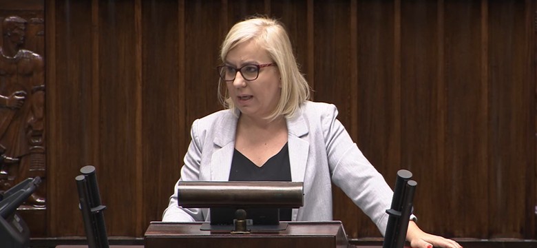 Hennig-Kloska z owacjami na stojąco. Tak tłumaczyła się w Sejmie