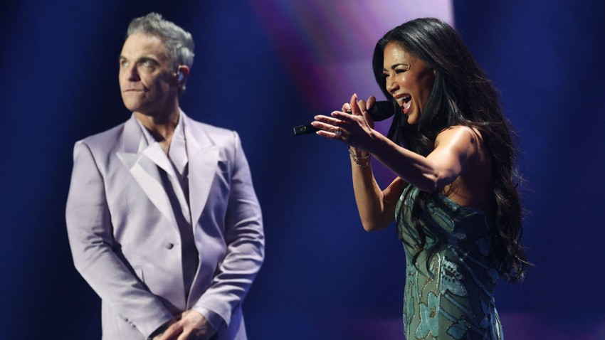 Robi Vilijams i Nikol Šerzinger izvode himnu prvenstva | Foto: Reuters