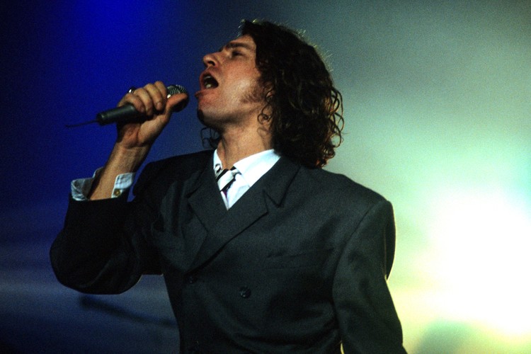Michael Hutchence i INXS podczas koncertu w londyńskim Odeonie w 1987 roku
