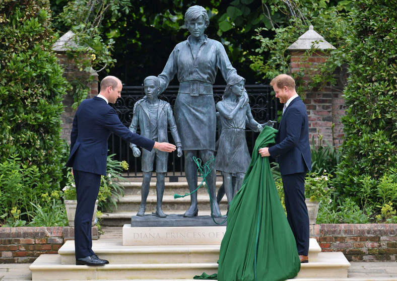 Książę William i książę Harry odsłonili pomnik księżnej Diany