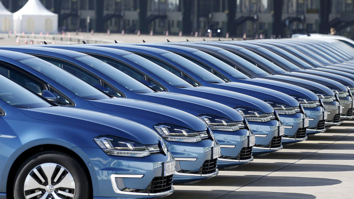 Sprzedaż nowych samochodów w Europie wzrosła 14. miesiąc z rzędu; w październiku wzrost osiągnął 6,2 proc. - poinformowało we wtorek Stowarzyszenie Europejskich Producentów Samochodów (ACEA). Eksperci ostrzegają, że niedługo może dojść do odwrócenia trendu.