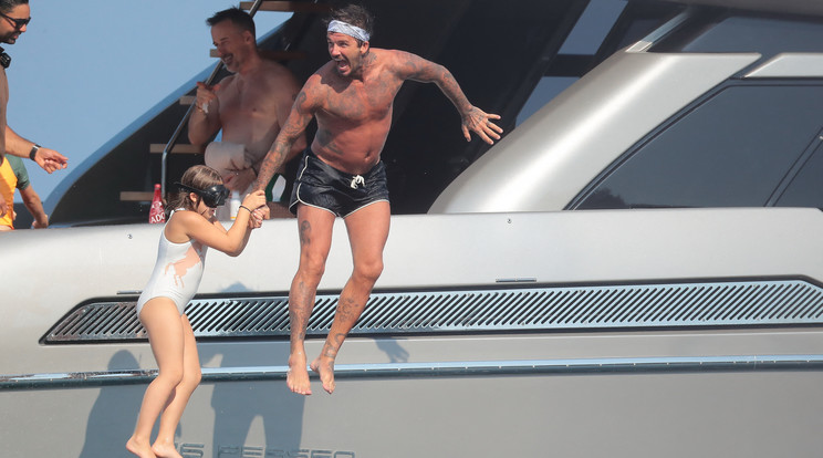 David Beckham lányával, Harper Sevennel vetette magát a hűsítő habokba /Fotó: Profimedia