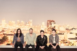 Co Kings Of Leon robią w starym domu?