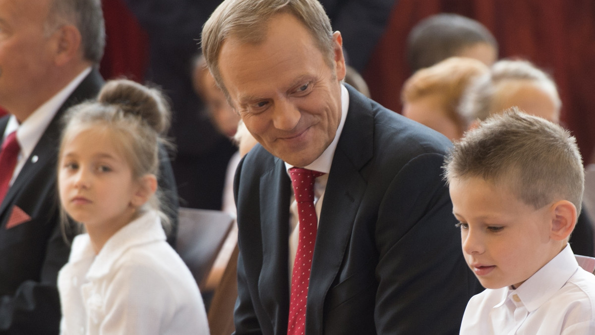 To jest dzień naszych polskich dzieciaków - powiedział podczas rozpoczęcia roku szkolnego w Ostrowcu Świętokrzyskim premier Donald Tusk. - Cieszę się, że zdążyliśmy na 1 września z darmowym podręcznikiem. Jest fajny. Czytałem, wszystko zrozumiałem, więc nie jest za trudny. Wy też na pewno dacie radę - zwrócił się do pierwszoklasistów.