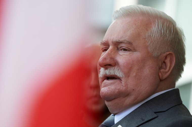 Były prezydent RP, legendarny przywódca 'Solidarności' Lech Wałęsa głosuje w jednej obwodowych komisji wyborczych w Gdańsku