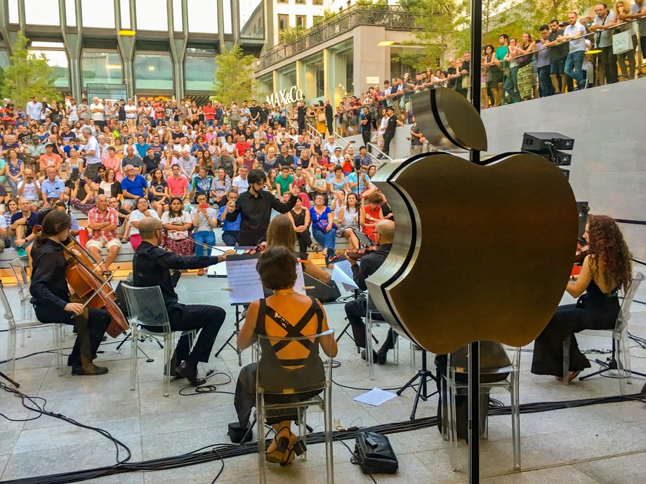 W pierwszych dniach po otwarciu salonu na placu zorganizowano m.in. koncert skrzypcowy, który zgromadził tłumy widzów. Tak prezentowali się muzycy oraz publiczność widziani od strony korytarza wewnątrz sklepu. 