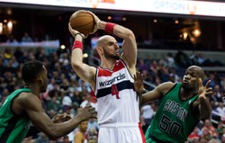 Liga NBA: Marcin Gortat wprowadził Wizards do play off. WIDEO